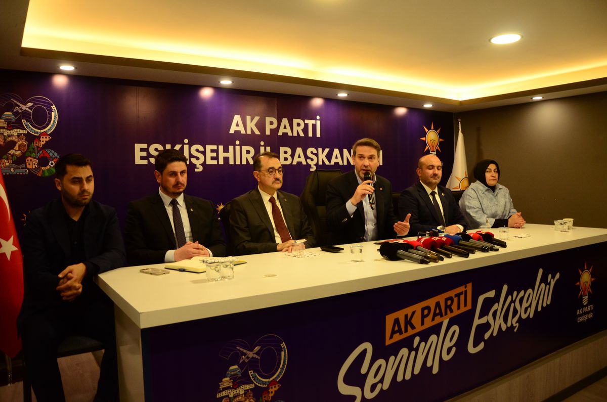 Bakan Bayraktar Eskişehir\'de Ziyaretlerde Bulundu