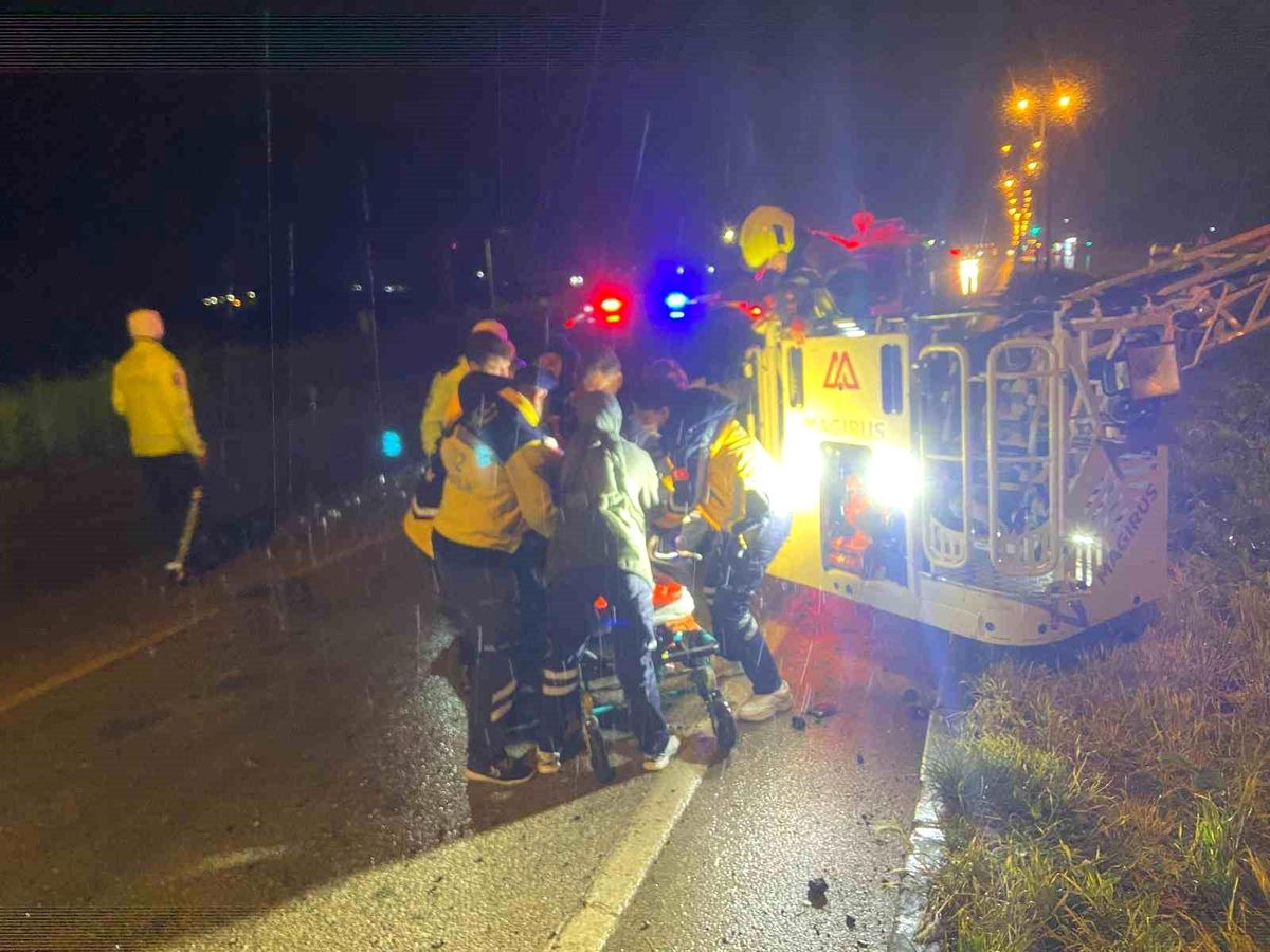 Balıkesir\'de yolcu otobüsü devrildi: 3 ölü, 26 yaralı
