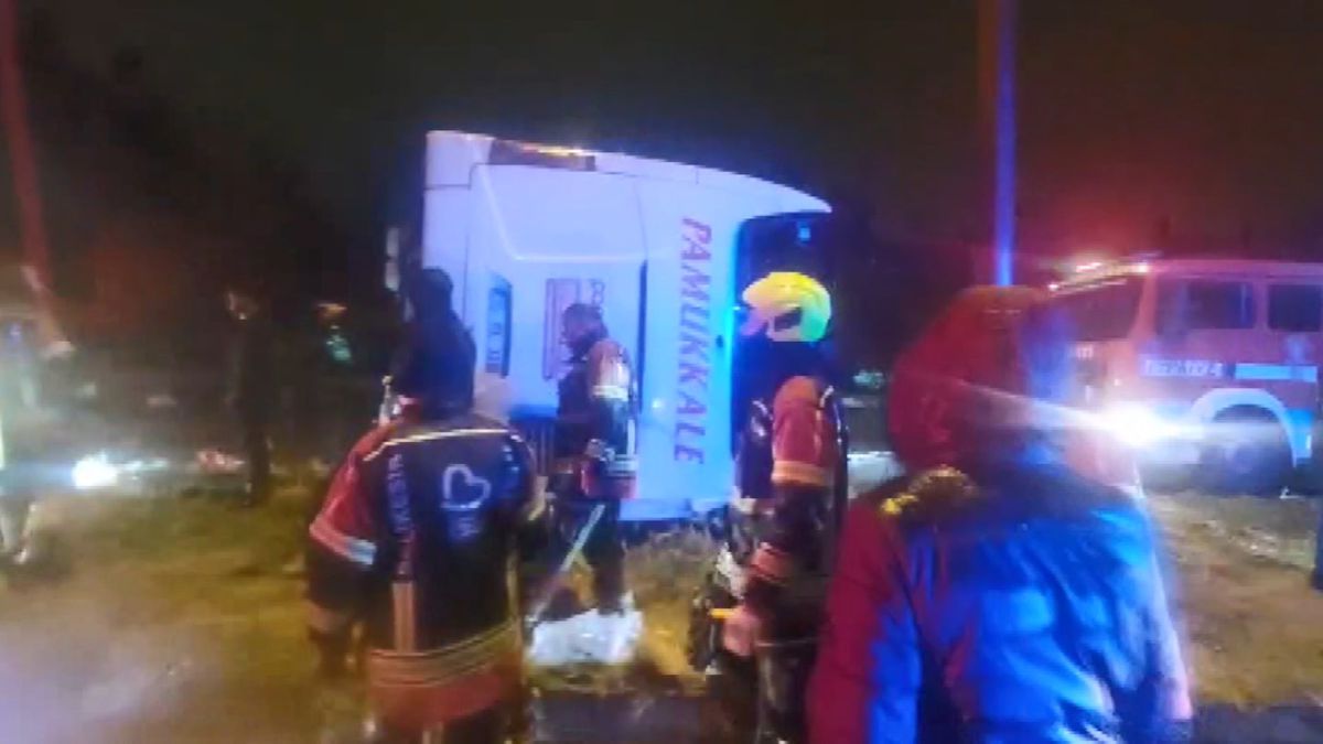 Balıkesir\'de yolcu otobüsü devrildi; çok sayıda yaralı var