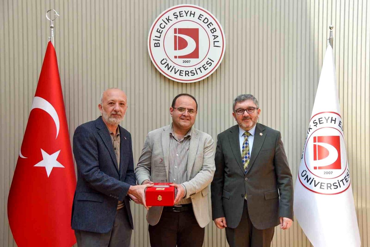 Kızılay\'dan BŞEÜ Rektörüne Gümüş Madalya