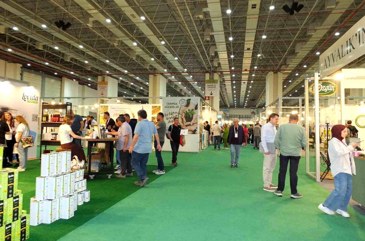 Burhaniyeli zeytinciler İzmir\'de Olivtech fuarı açılışına katıldı