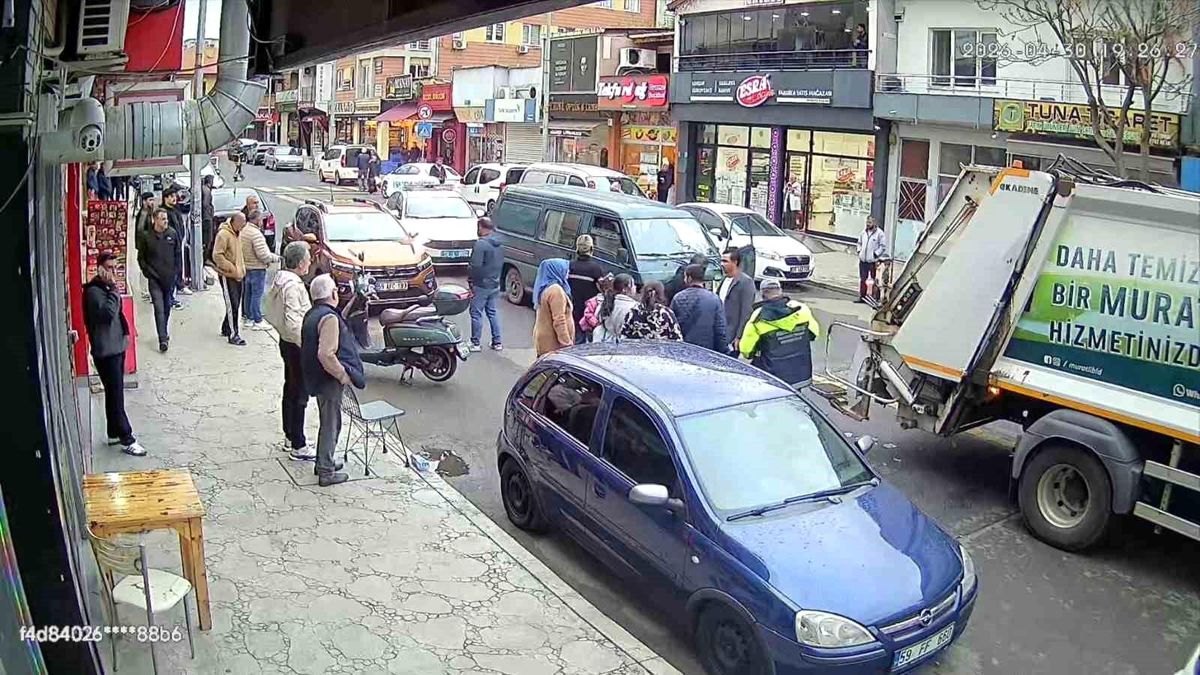 Çöp toplama kamyonuna çarpan hafif ticari araç işçiyi yaraladı: Kaza anı kamerada