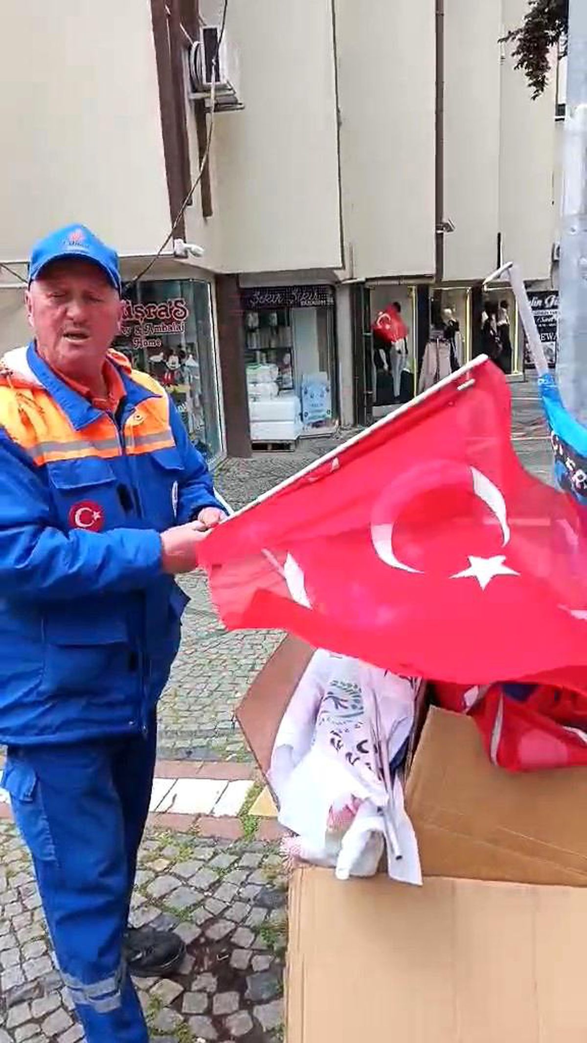 Edirne\'de 1 Mayıs sonrası Türk bayraklarının çöpe atılmasına tepki