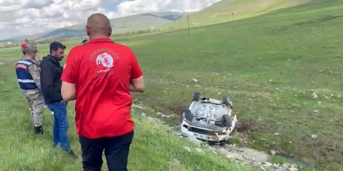 Elazığ\'da otomobil şarampole devrildi: 3 yaralı