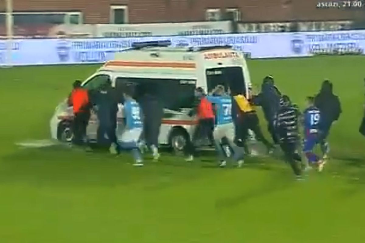 En sonunda bunu da g&ouml;rd&uuml;k! Sahaya giren ambulansı futbolcular itti