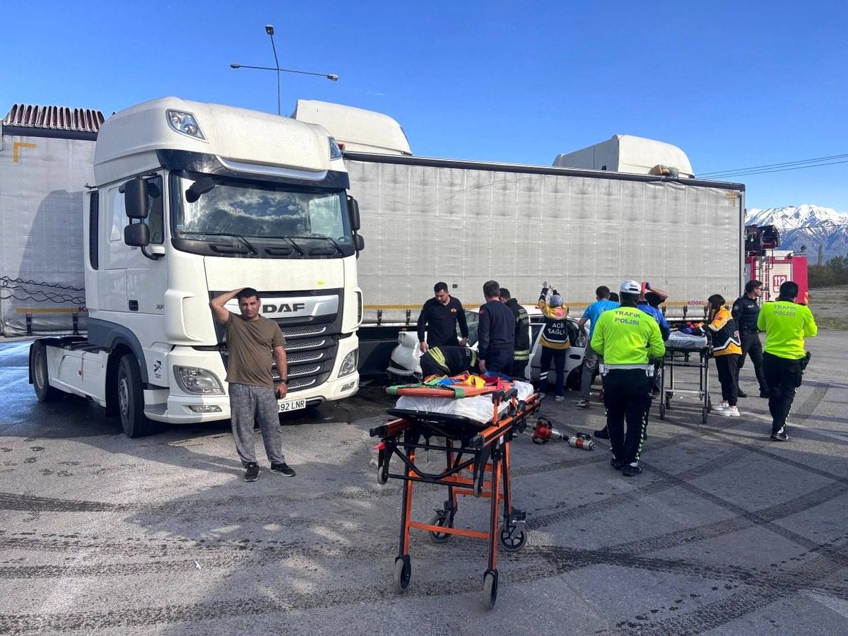Erzincan\'da Tır-Otomobil Çarpışması: 2 Yaralı