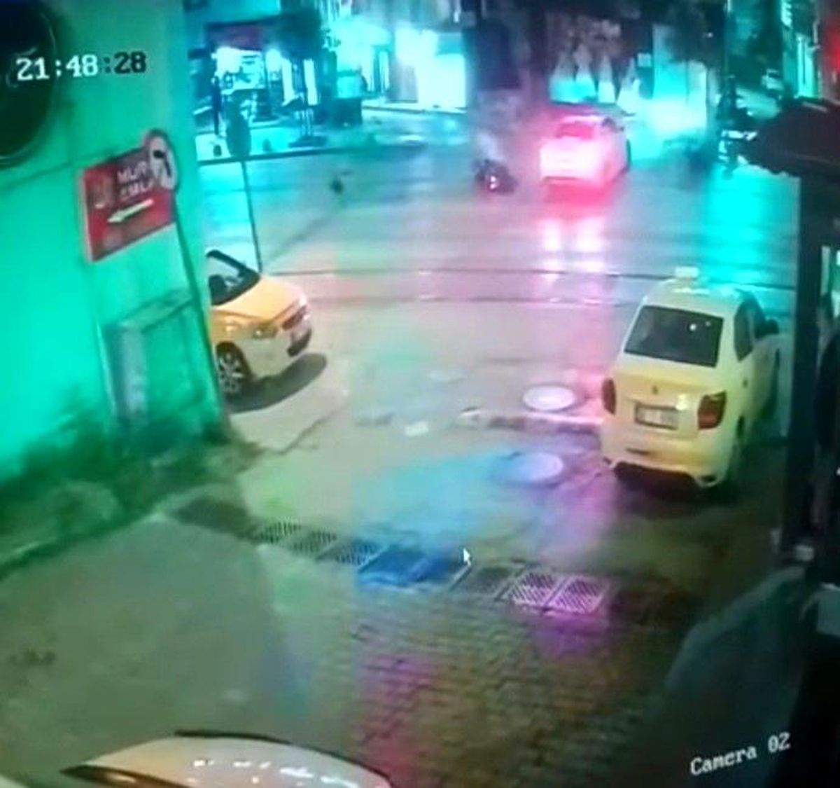 Bursa\'da Motosiklet ve Otomobil Çarpıştı