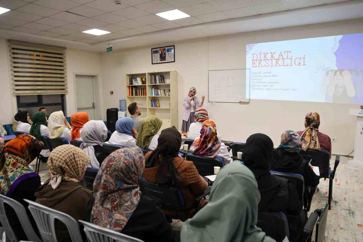 Hatice Hatun Mahalle Külliyesi Çocuk Mektebi\'nde aileler eğitim seminerleri ile bilgilendiriliyor