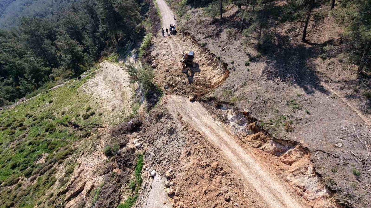 Heyelan nedeniyle kapanan Sülüklü Göl yolu ulaşıma açıldı