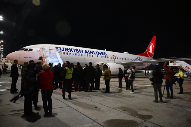 İsrail'in alıkoyduğu Küresel Sumud Filosu aktivistlerini taşıyan uçak İstanbul'a iniş yaptı