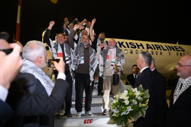 İsrail'in alıkoyduğu Küresel Sumud Filosu aktivistlerini taşıyan uçak İstanbul'a iniş yaptı
