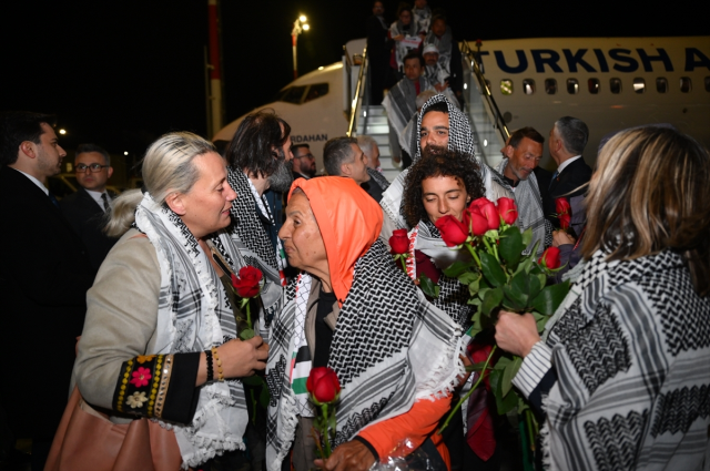 İsrail'in alıkoyduğu Küresel Sumud Filosu aktivistlerini taşıyan uçak İstanbul'a iniş yaptı