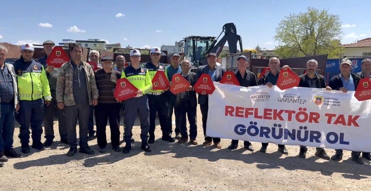 Jandarma 200 traktör sürücüsüne eğitim vererek 400 reflektör dağıttı