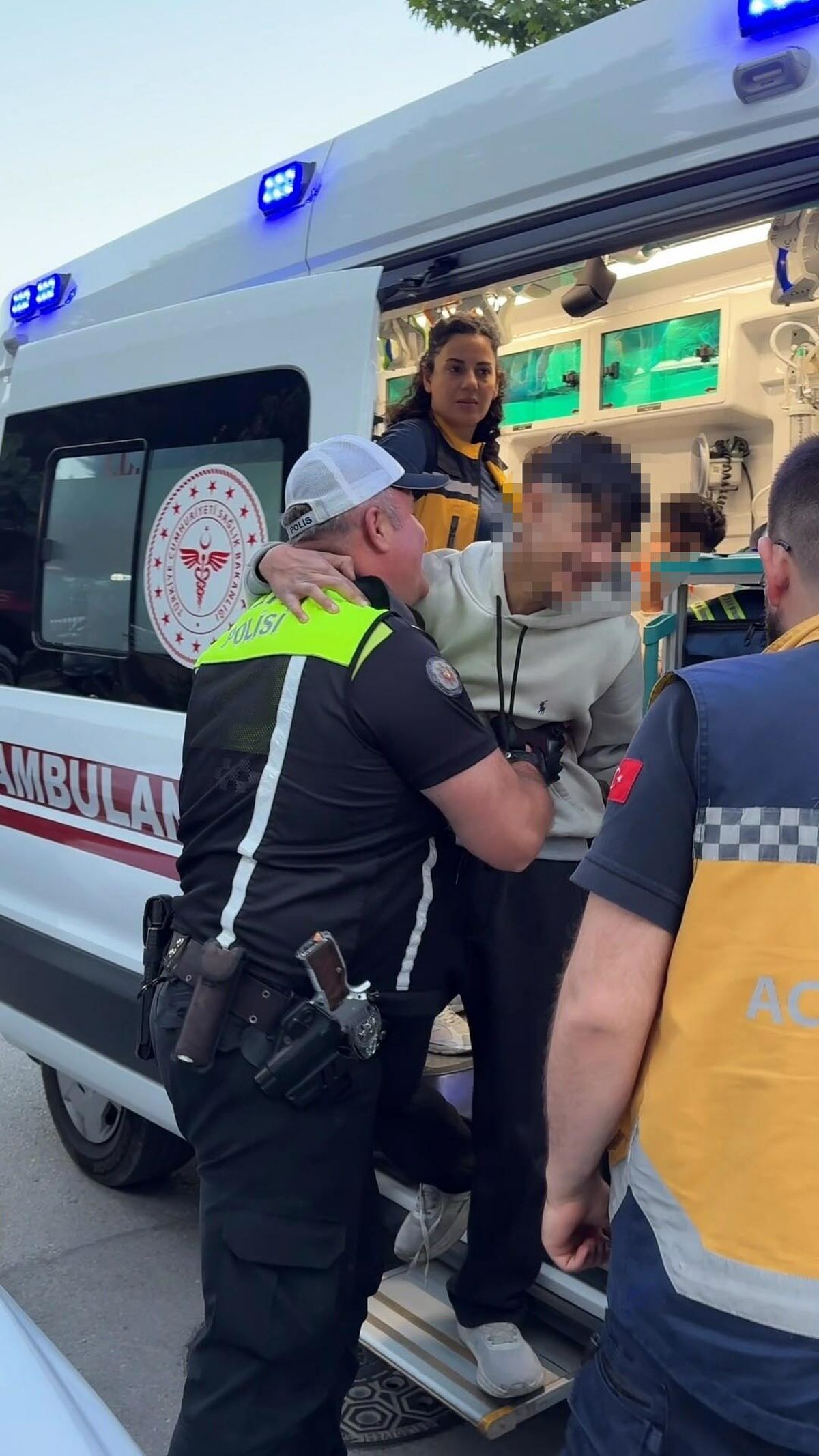 Kaza yapıp yakalanan motosiklet sürücüsü, kesilen cezayı duyunca polise sarılıp ağladı