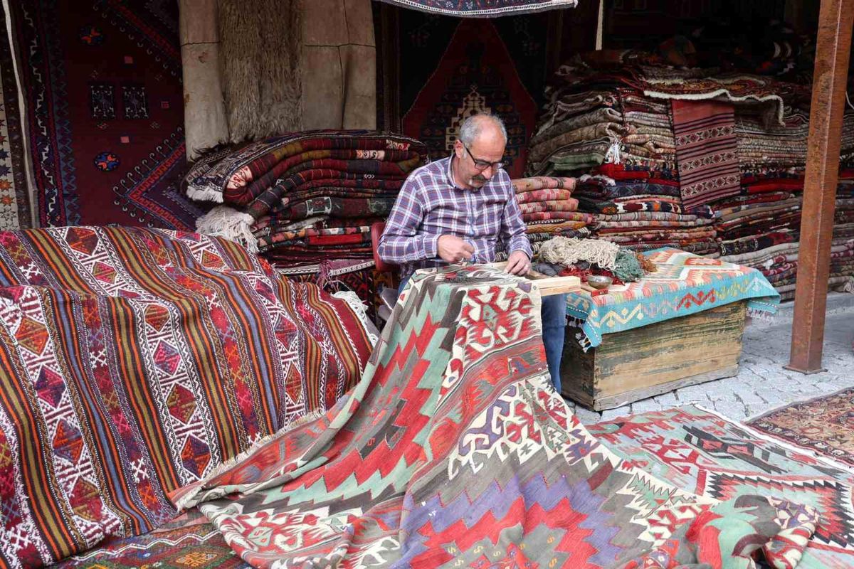 Kapadokya\'da Halı Ustası Ekonomiye Katkı Sağlıyor