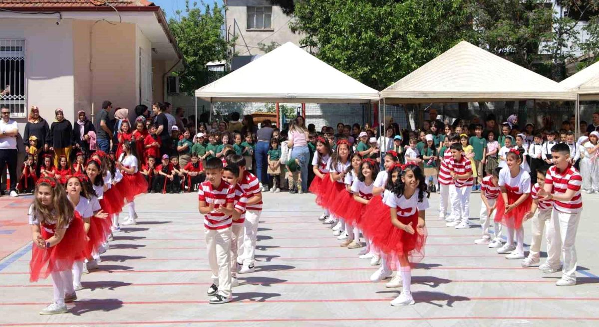 Köşk Adnan Menderes İlkokulu Geleneksel Yıl Sonu Şenliği düzenledi