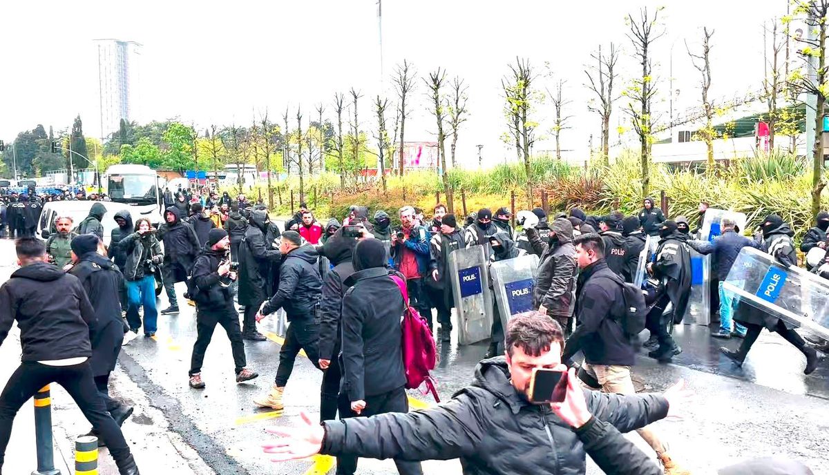Mecidiyeköy\'de 1 Mayıs İzinsiz Yürüyüşüne Polis Müdahalesi