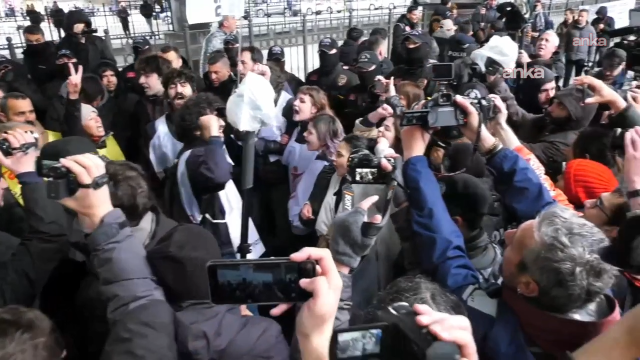 Mecidiyeköy'de büyük arbede! Erkan Baş da biber gazına maruz kaldı
