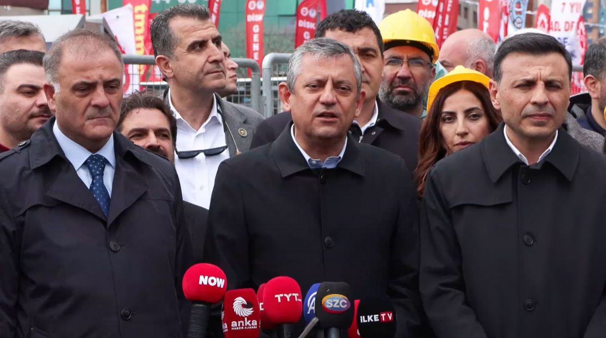 Kadıköy\'de 1 Mayıs kutlamalarına katılan Özgür Özel: Seneye Taksim\'deyiz