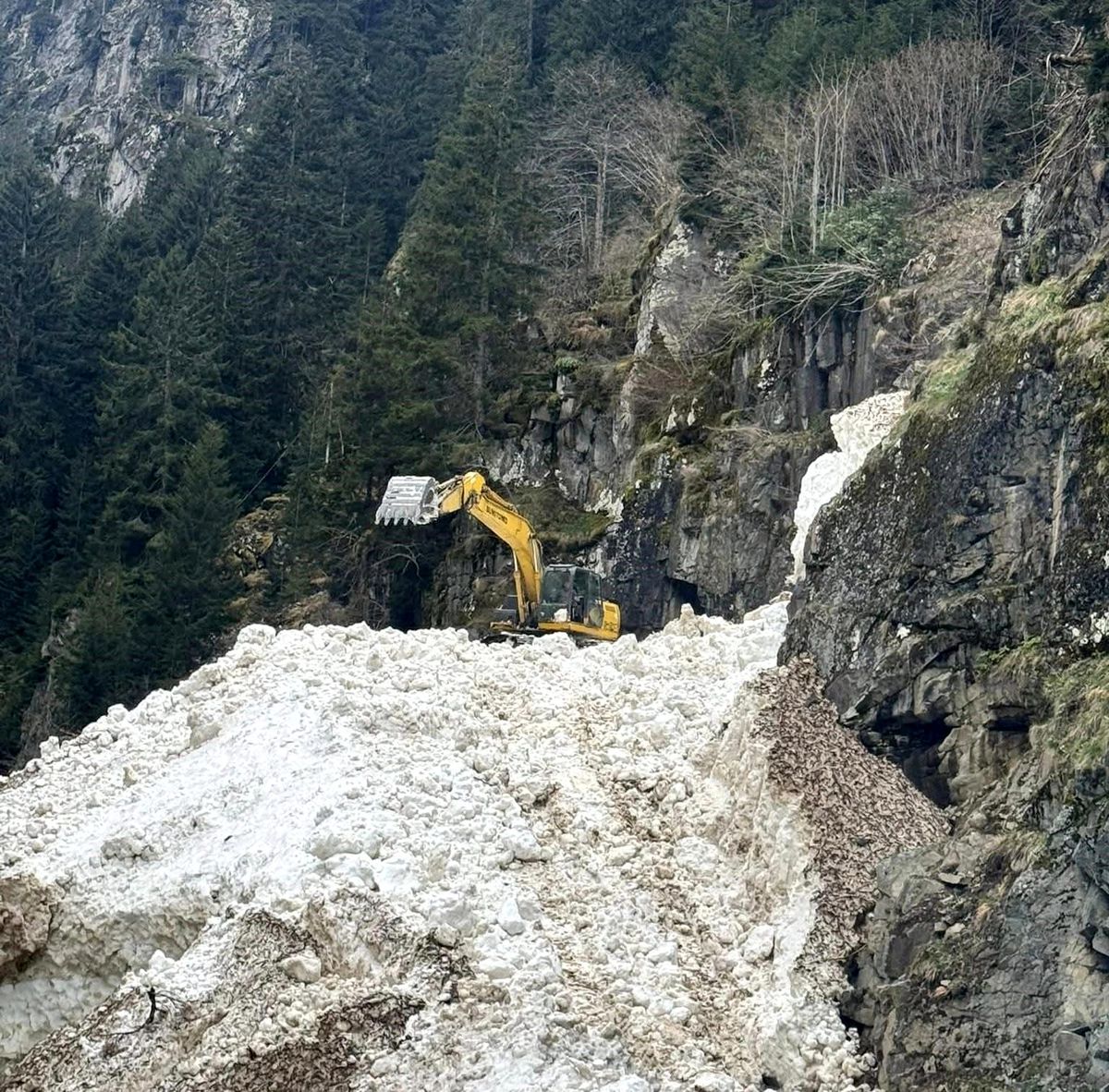 Rize\'de Yayla Yollarında Kar Temizleme Çalışmaları