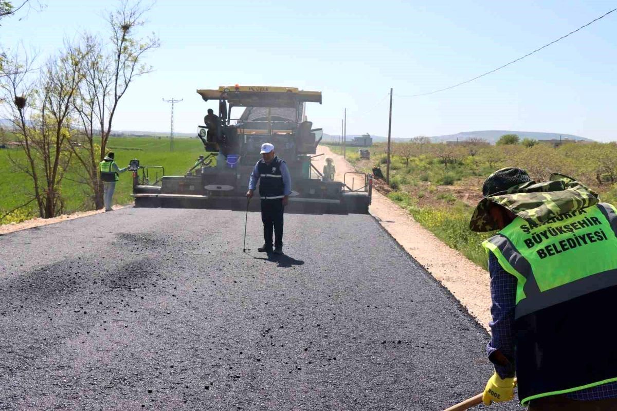 Şanlıurfa\'da 14 kilometrelik grup yolunda asfalt seferberliği sürüyor