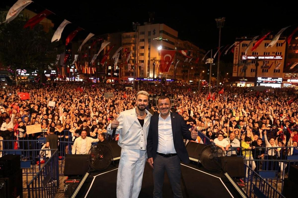 Sevilen sanatçı Sefo Denizli\'yi salladı