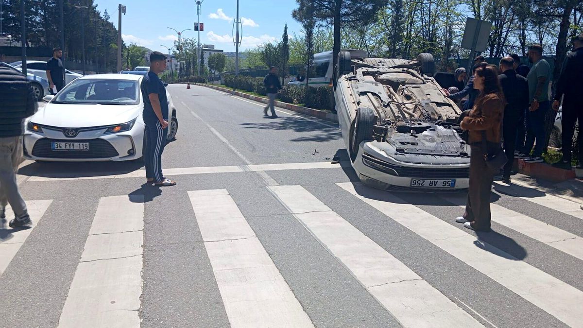 Siirt\'te kazada iki sürücü araçlarda sıkıştı