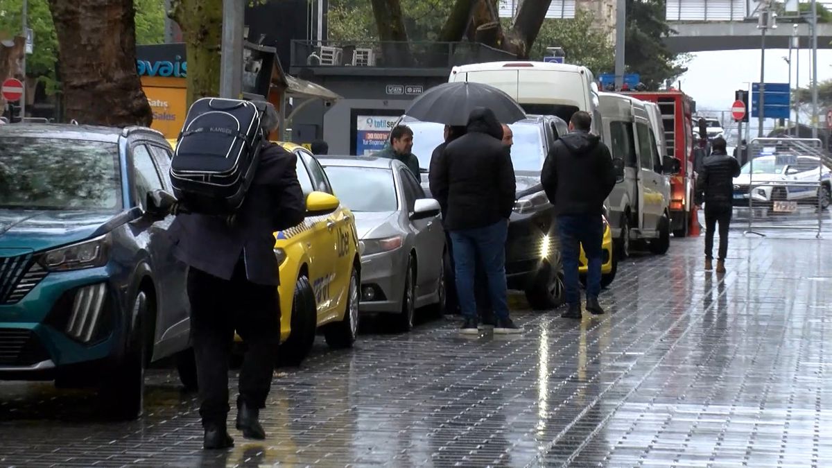 Taksim\'de kapanan yollar nedeniyle turistler valizleriyle yürüdü