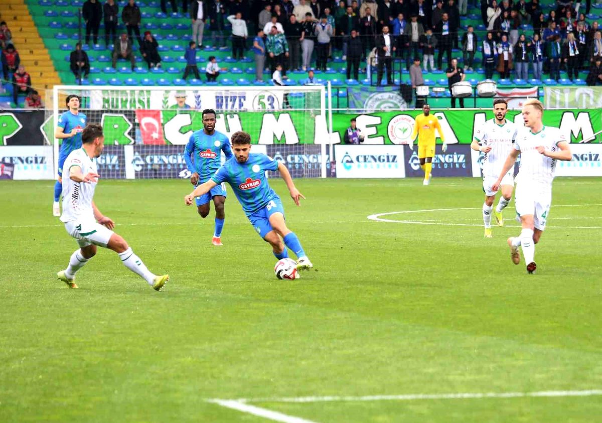 Rizespor - Konyaspor Maçında İlk Yarı 1-1 Tamamlandı