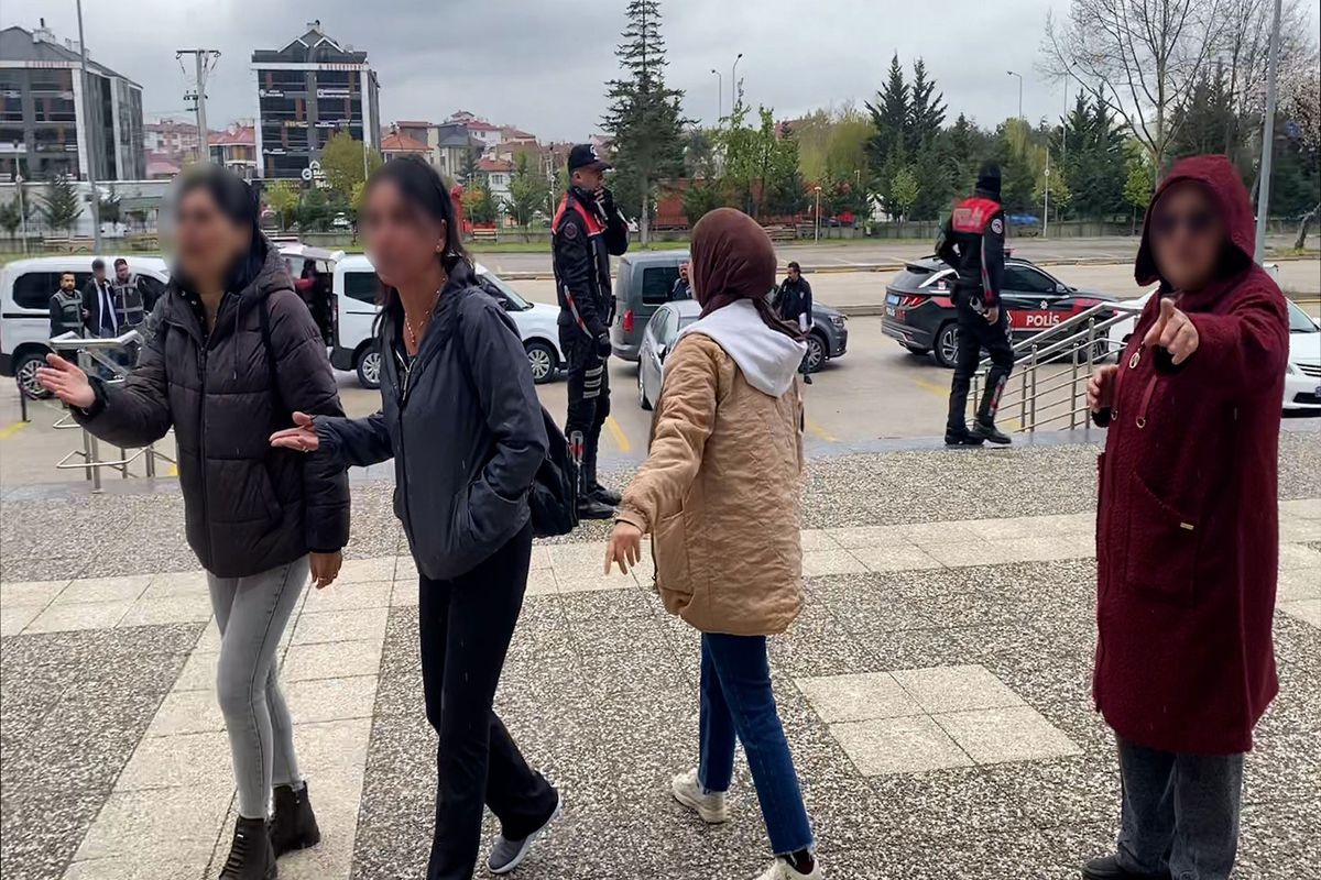 Oğulları iki gence kurşun yağdırdı, aileleri basın mensuplarına çıkıştı: Daha 18 yaşında, çekmeyin