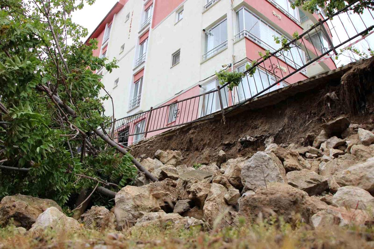 Amasya\'da binanın istinat duvarı çöktü