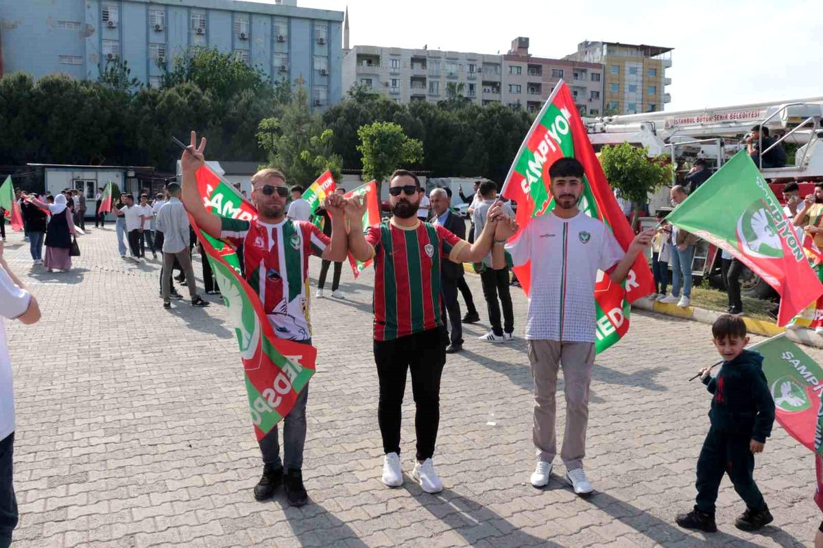 Amed Sportif Faaliyetler\'in Süper Lig\'e yükselmesi Cizre\'de kutlandı