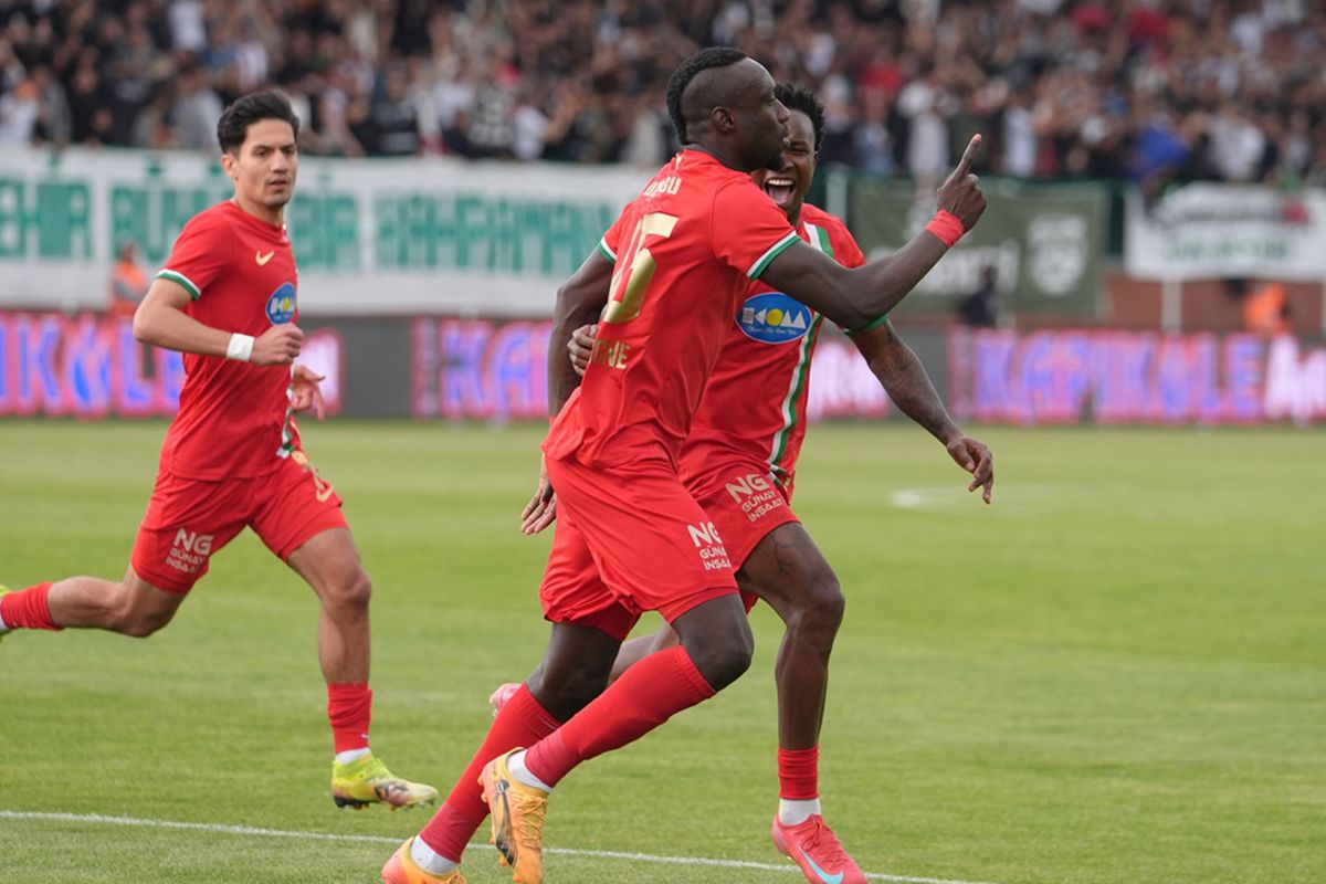 Amedspor\'dan tarihi başarı! 4 farklı hoca ile çalışarak Süper Lig\'e çıktılar