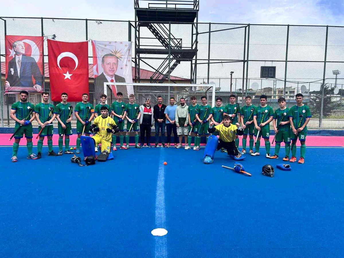 Ardeşen İmam Hatip Lisesi Hokeyde Türkiye 3.sü