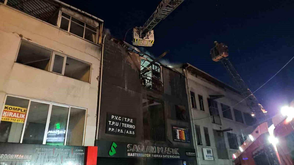 Bayrampaşa\'da Yangın: 3 Kat Kullanılamaz Hale Geldi
