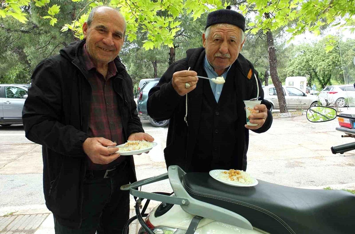 Burhaniye\'de Geleneksel Pilav Hayrı