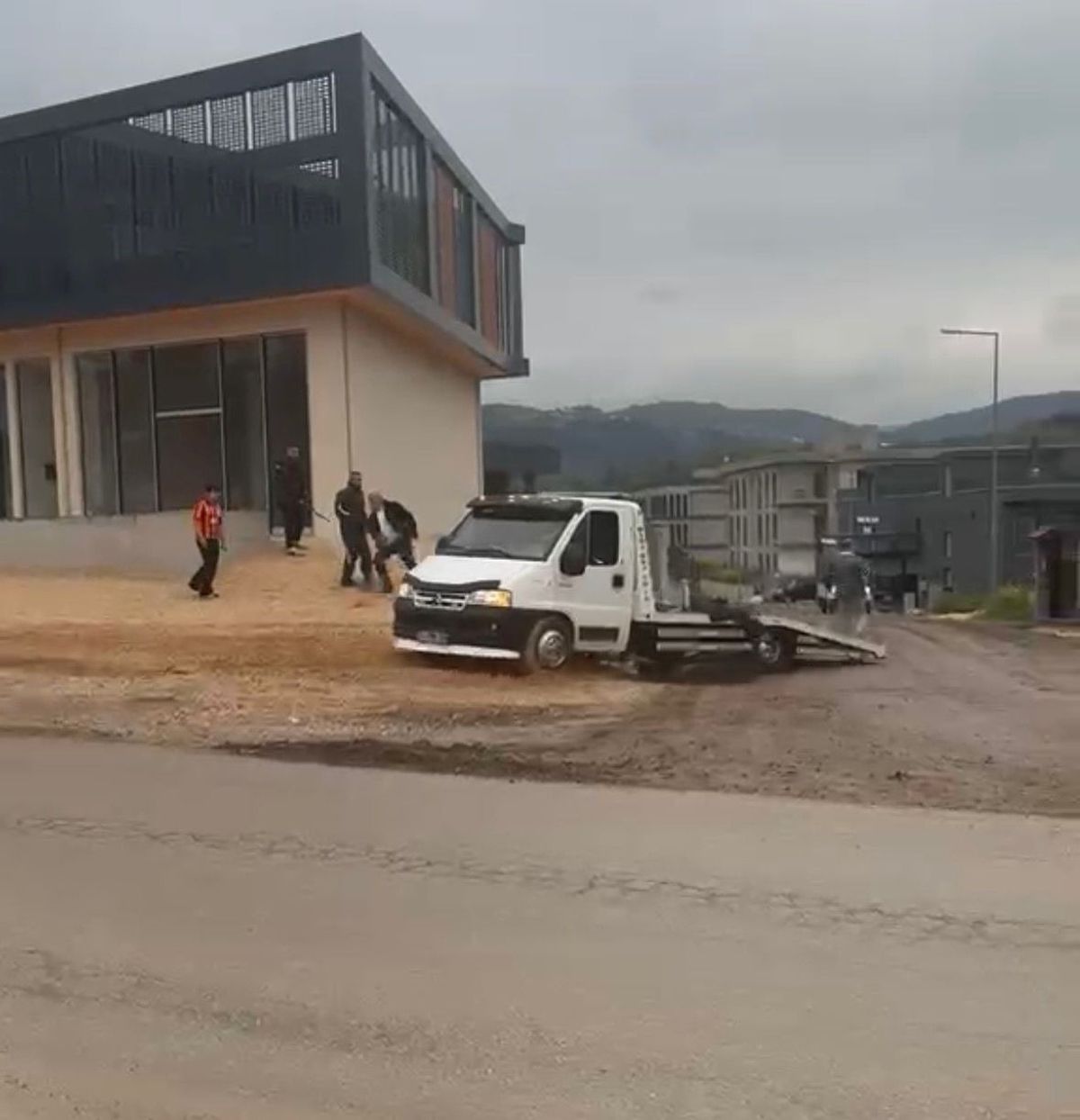 Bursa\'da çekici sürücüsü aracıyla ve sopayla saldırdı