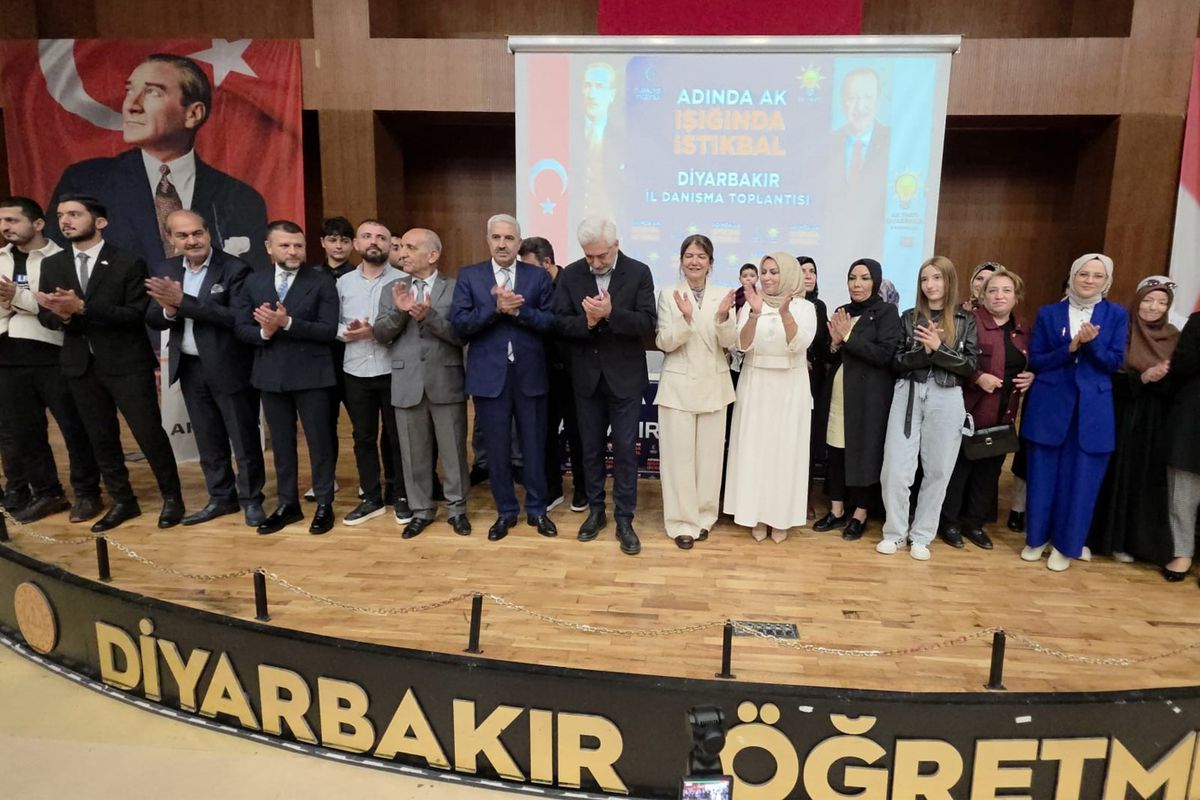 CHP ve YRP\'den ayrılan 100 kişi AK Parti\'ye katıldı