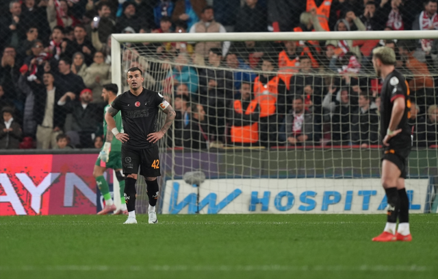 Galatasaray'a Samsun'da soğuk duş! <a class='keyword-sd' href='/fenerbahce/' title='Fenerbahçe'>Fenerbahçe</a> ile puan farkı 4'e indi