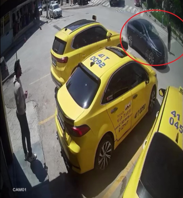 Görme engelli vatandaşın trafikte yaşadığı tehlikeli anlar kamerada