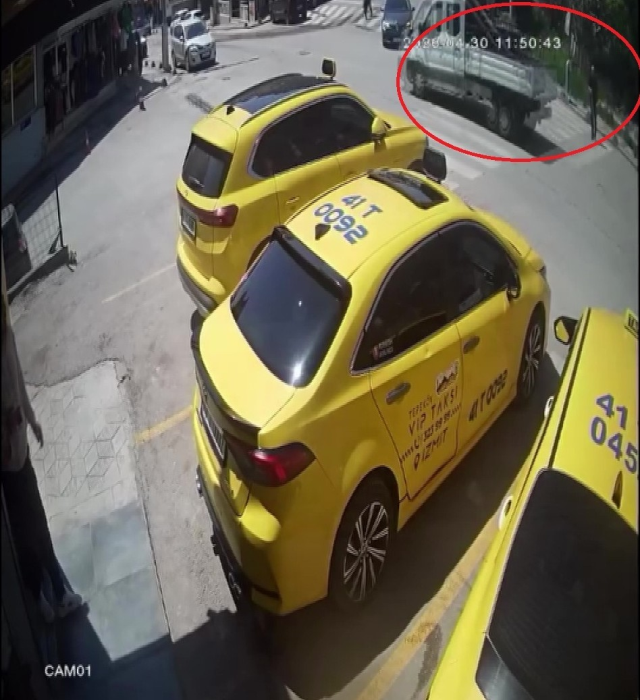 Görme engelli vatandaşın trafikte yaşadığı tehlikeli anlar kamerada