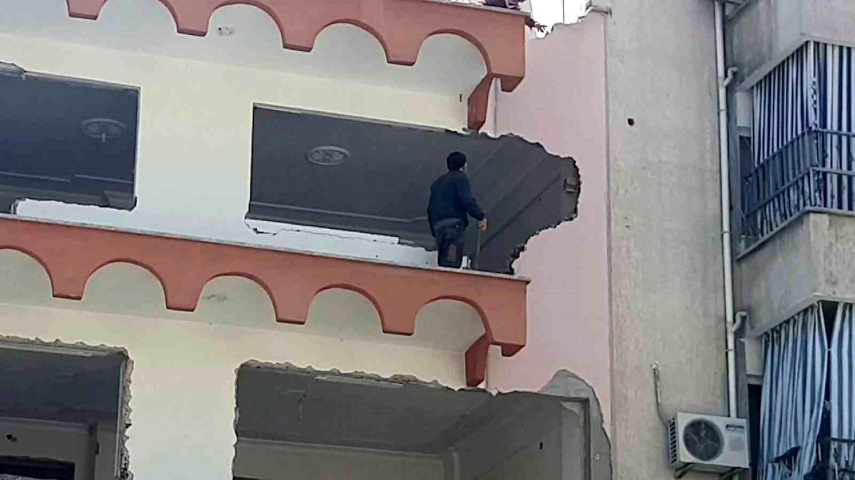 Güvenlik önlemleri alınmadan yapılan bina yıkımı tehlike saçtı
