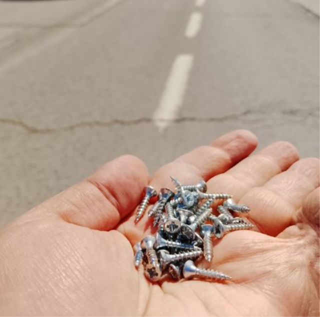 İstanbul'da çivi kabusu! Lastikler patladı, trafik felç oldu