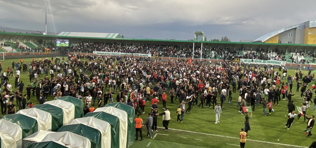 Maç bitti yüzlerce Amedspor taraftarı sahaya daldı 
