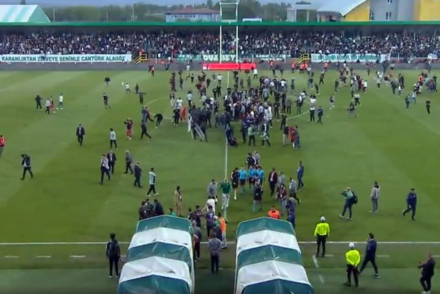 Maç bitti yüzlerce Amedspor taraftarı sahaya daldı 