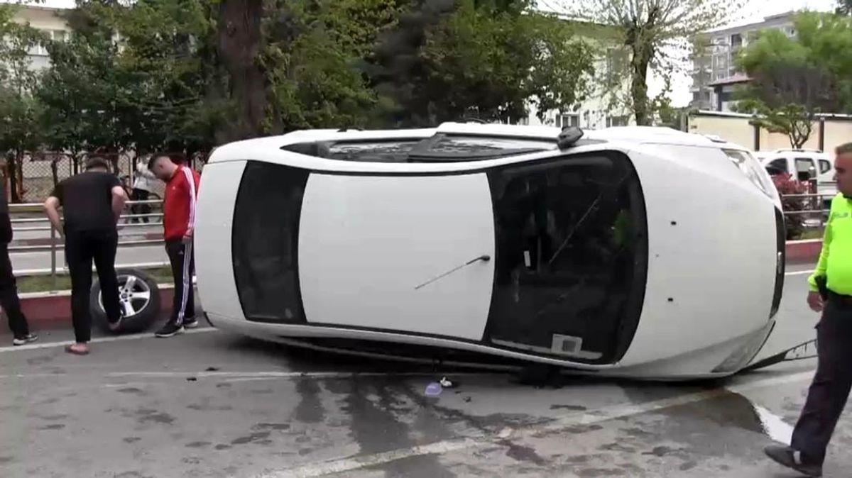 Siirt\'te otomobil refüje çarptı: 3 yaralı