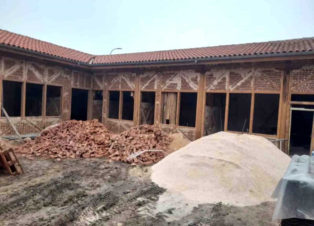 Tarihi Emet Hanı\'nda restorasyon çalışmaları sürüyor