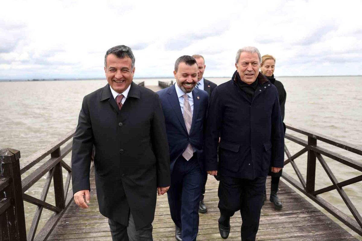 Akar, Kızılırmak Deltası Kuş Cenneti\'ni gezdi