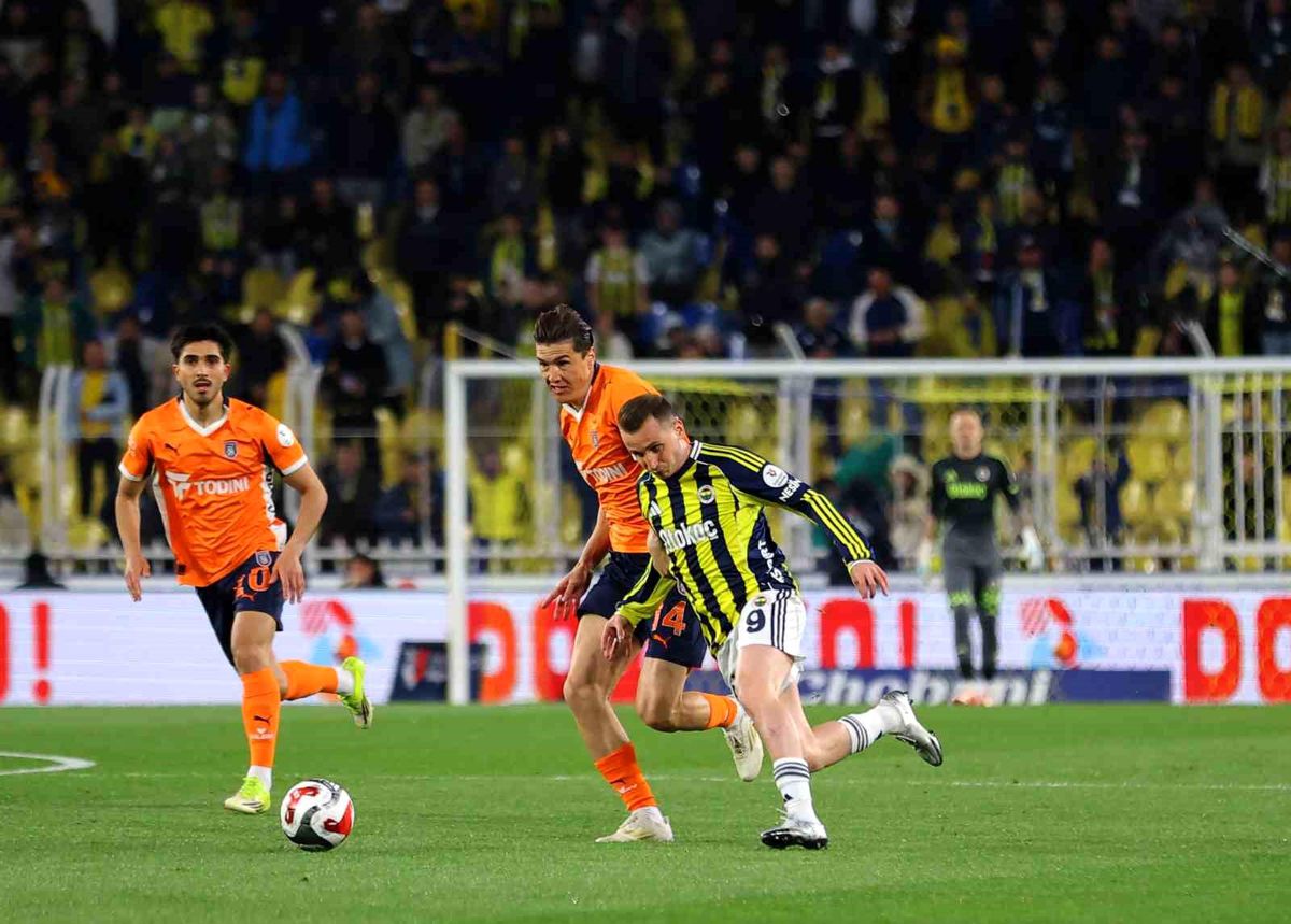 Fenerbahçe - RAMS Başakşehir Maçı Başladı
