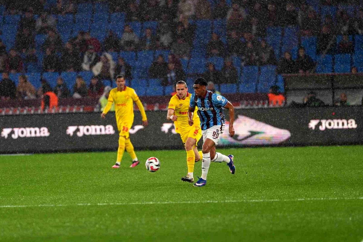 Göztepe, Trabzonspor\'u 1-0 geride bırakıyor
